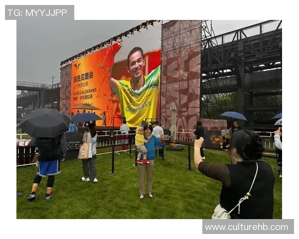 个性时尚足球球星T恤衫 热销款式展现球迷激情与运动风尚